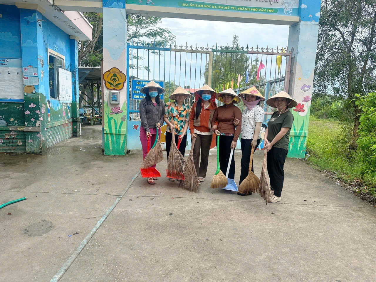 Sáng ngà 23/5/2026 Trường Mầm non Mỹ Thuận tổ chức chiến dịch ra quân tổng vệ sinh, lao động làm sạch môi trường trong và trước sân trường tại các điểm chính và điểm lẻ. Hoạt động nhằm tạo cảnh quan xanh – sạch – đẹp, đảm bảo môi trường học tập an toàn, t