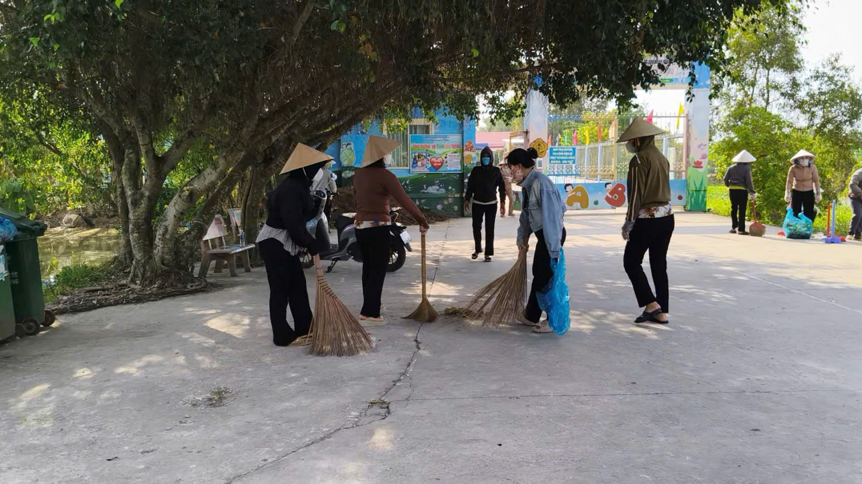 SÁNG NGÀY 24 THÁNG 01/2026 TẬP THỂ CB- GV- NV TRƯỜNG MN MỸ THUẬN THỰC HIỆN TỔNG VỆ SINH MÔI TRƯỜNG THEO CÔNG VĂN SỐ 77 CỦA UBND