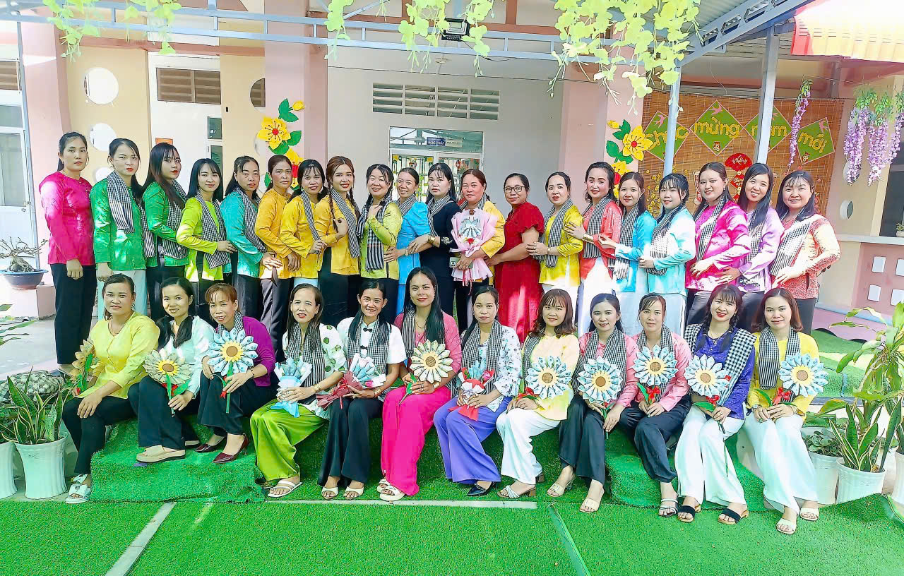 Trường MN Mỹ Thuận hưởng ứng tuần lế áo dài, áo bà ba. Sáng ngày 8/3 tổ chức họp mặt kỷ niệm 116 năm ngày Quốc tế phụ nữ 8/3.