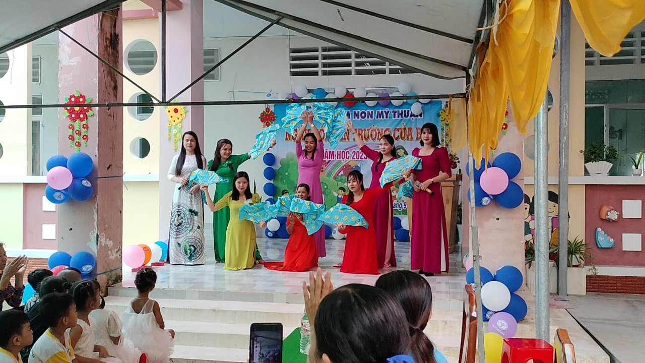 Tiết mục ca múa của GV